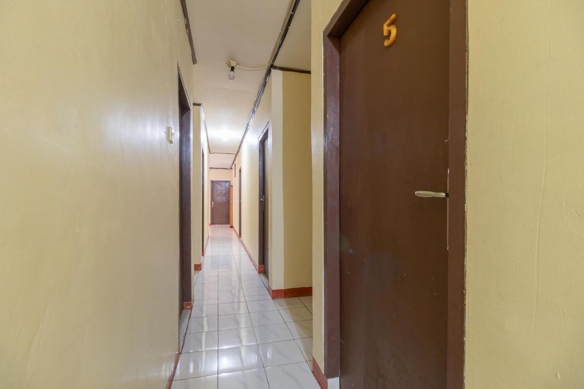Reddoorz Near Pondok Indah Water Park Джакарта Экстерьер фото