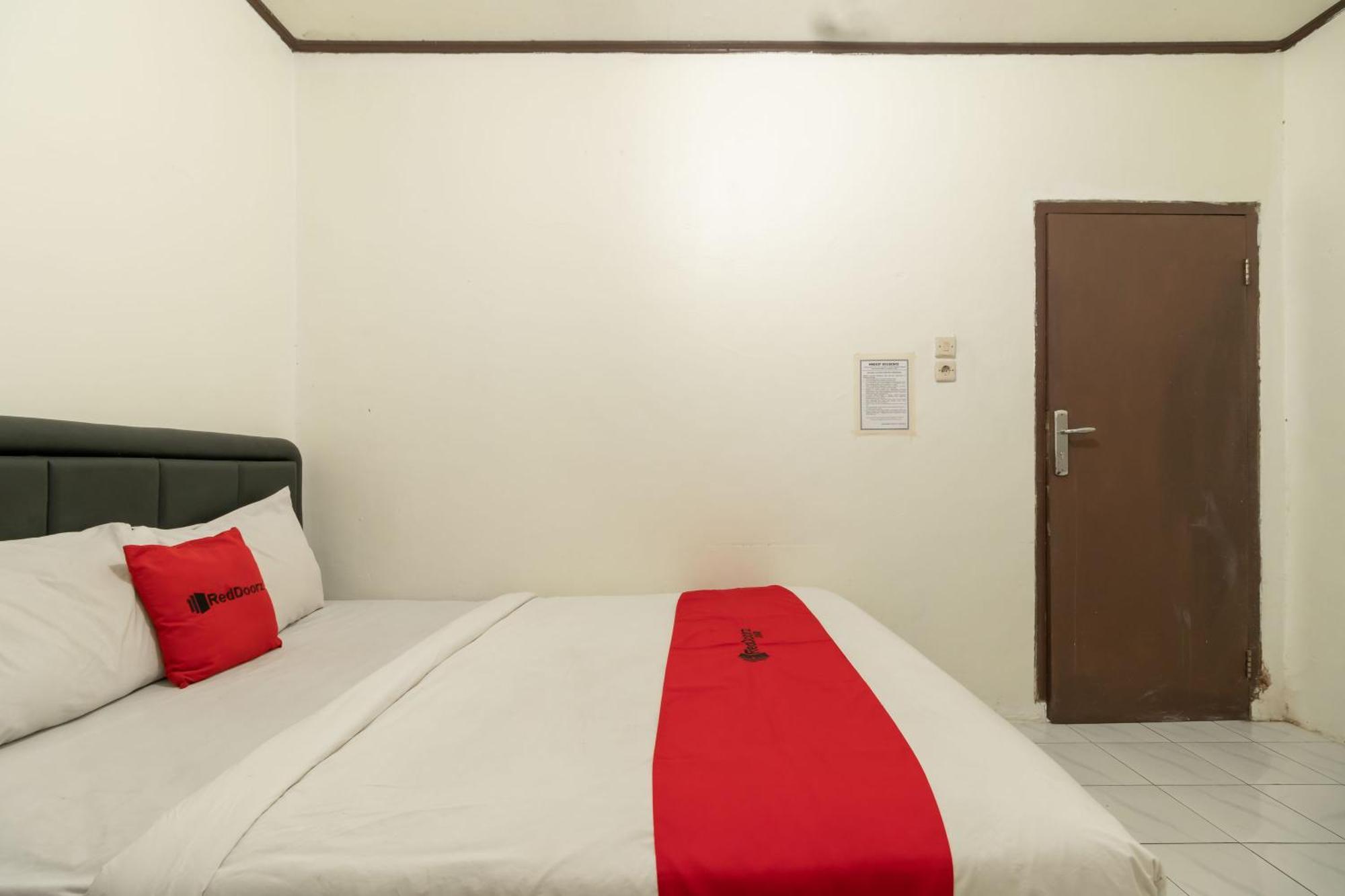 Reddoorz Near Pondok Indah Water Park Джакарта Экстерьер фото